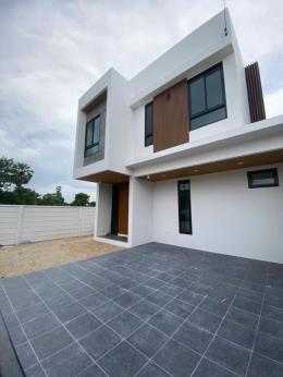 0027A ขายบ้านแฝด สไตล์โมเดิร์น พิกัดนาป่ามือ 1 (หญิง)